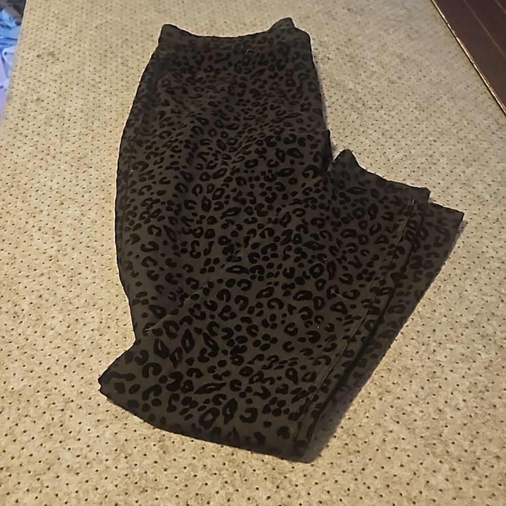 HUE woman animal print leggings L